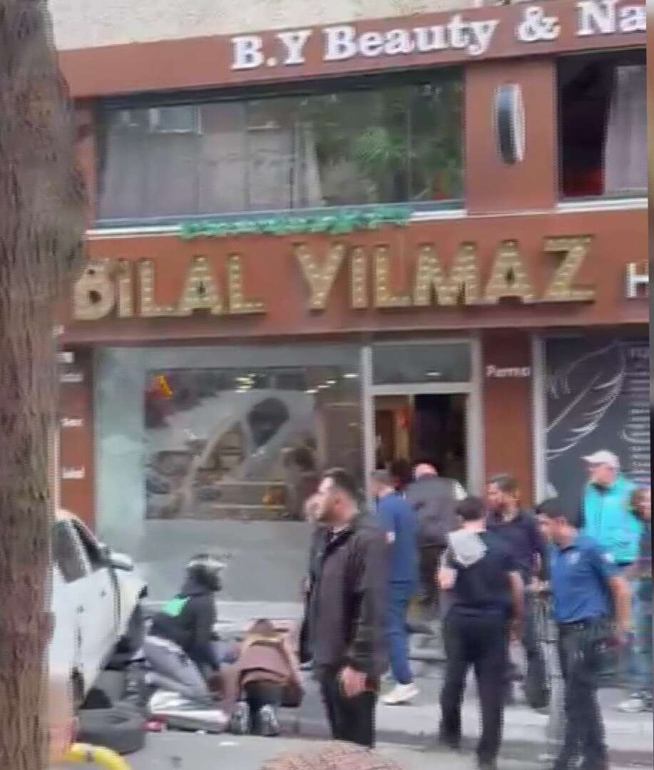 İki otomobil çarpıştı, araçlardan biri yayaların arasına daldı! 2’si ağır 5 yaralı 2